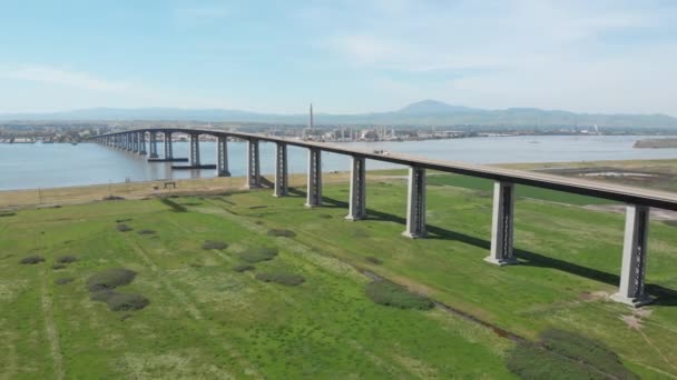 Aerial Voando Sobre Vastos Prados Verdes Perto Grande Ponte Concreto — Vídeo de Stock