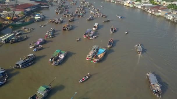 无人机 无数锚定木船在肮脏的河上形成了著名的浮动市场的壮丽景色 在越南的乡村地区 高高地飞过浑浊的河流和繁华的水市场 — 图库视频影像