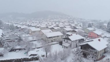 Havadan: Sakin banliyölerde karla kaplı arka bahçeler ve evler üzerinde uçan. Soğuk kış aylarında wintry banliyö mahallepitoresk havadan görünümü. Güzel noel sezonu.