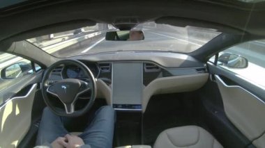 Tesla özerk araba, Mart 2018 - kadar yakın: Beyaz adam kendini araba sürücüleri meşgul otoyol fast lane aşağı gezinme sırasında yüksek teknoloji yatıyor. Genç erkek lüks Tesla arabada commuting.