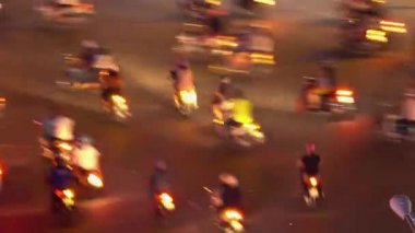Ho Chi Minh City, Vietnam, Mart 2017 - Timelapse: Sayısız motorcu, büyük bir Asya şehrindeki hareketli kavşakta scooter'larına biniyor. Ho Chi Minh'de kalabalık bir kavşak sinematik görünümü.