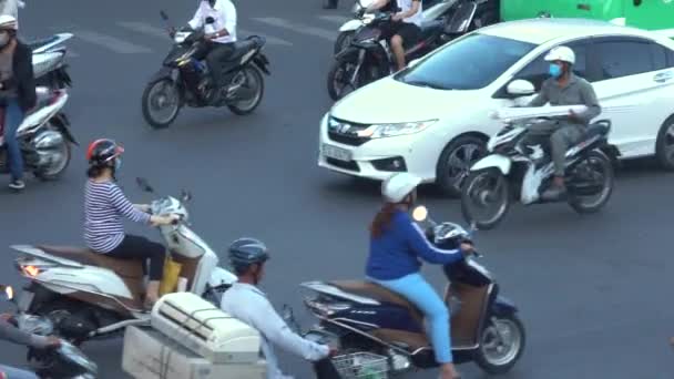 베트남 호치민시 2017년 클로즈업 오토바이와 차량들이 호치민시의 분주한 아스팔트 도로를 — 비디오