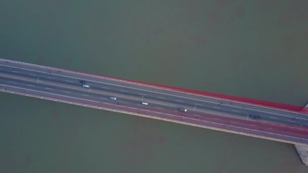 Aerial Top Бесчисленные Автомобили Мотоциклы Пересекают Большой Современный Подвесной Мост — стоковое видео