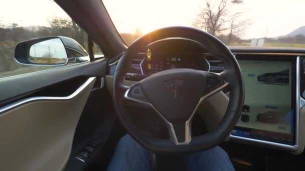 Autonomiczne Samochód Tesla Marca 2018 Pov Flara Obiektywu Kierowca Mężczyzna — Wideo stockowe