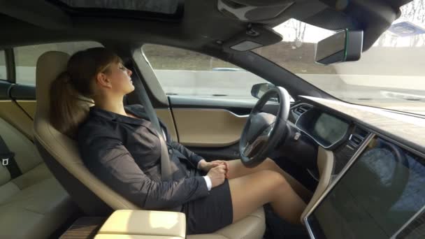 Fechar Jovem Mulher Bem Vestida Cochilando Carro Autônomo Dirigindo Longo — Vídeo de Stock