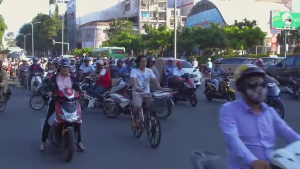 ホーチミン市 ベトナム 2017年3月 ホーチミンを通るアスファルト通りは ラッシュアワーの間にオートバイや車でいっぱいです 日当たりの良いベトナムの都市で交通量の多い息をのむような眺め — ストック動画