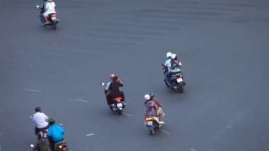Ho Chi Minh City, Vietnam, Mart 2017: Scooter'lı yerel halk, büyük bir Asya şehrinde asfalt yolda inip çıkıyor. Yoğun trafik saat trafik hareketli Ho Chi Minh kavşak üzerinden hareket.
