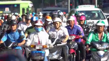 Ho Chi Minh City, Vietnam, Mart 2017 - Close Up, Timelapse: Ho Chi Minh'de trafiğin yoğun olduğu saatlerde hareket eden motosiklet sürücüleri. Motosikletlerine binen yerlilerin nefes kesen sayısı.