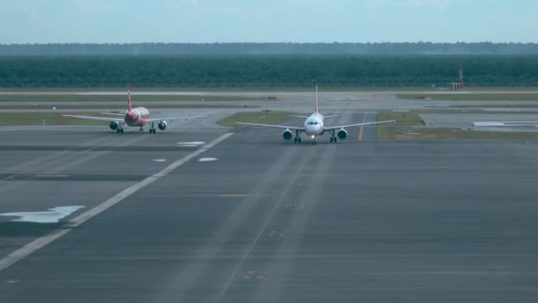 Aeropuerto Hanoi Vietnam Marzo 2017 Dos Aviones Pasajeros Encuentran Mientras — Vídeo de stock