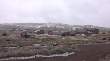Hafif kar fırtınası ortasında sağlam manzara pastoral hayalet kasaba kapsayacak şekilde başlar. Güzel atış Nevada güzel vahşi doğada başka bir soğuk kış ayrışma ahşap bozulması.
