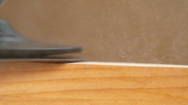 MACRO: Detailaufnahme von grobem Schleifpapier, das das Werkstück eines Schreiners veredelt. — Stockvideo