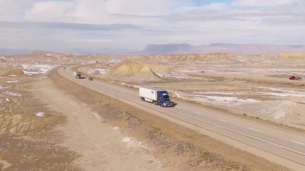 AÉRIAL : Des semi-remorques circulent sur l'autoroute pittoresque de l'Utah. — Video