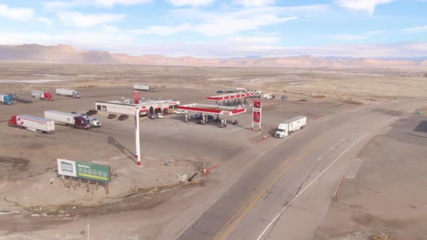DRONE:セミトレーラートラックはConocoPhillipsガソリンスタンドの後ろに駐車されています. — ストック動画