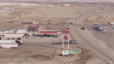 ConocoPhillips 'in etrafında uçmak ve Arby' nin tabela panosu dinlenme istasyonunun yanında.