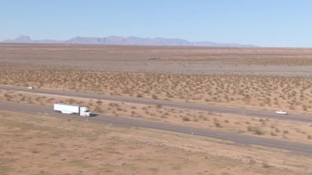 ドローン:半トレーラートラックは晴れた日にユタ砂漠を渡って商品を輸送します — ストック動画