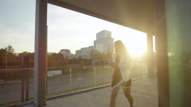 CLOSE UP: Affärskvinna och man kraschar in i varandra medan sms: a och gå — Stockvideo