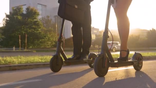 Κοντινό πλάνο: Λεπτομερής λήψη των e-scooters ως δύο επιχειρηματίες μετακινούνται στο σπίτι. — Αρχείο Βίντεο