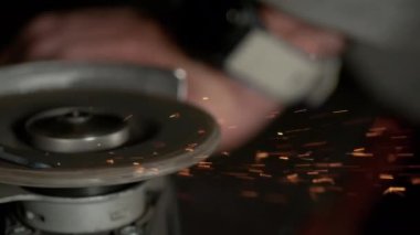 Açı öğütücüsünden fırlayan kıvılcımların detaylı görüntüsü..