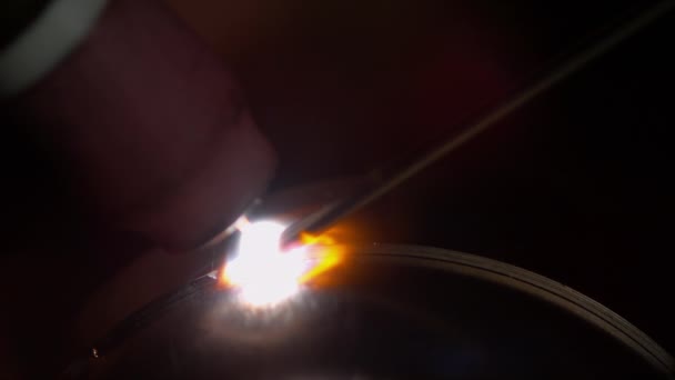 MACRO : La flamme sort de la machine à souder comme métallurgiste fabrique un tuyau d'échappement . — Video