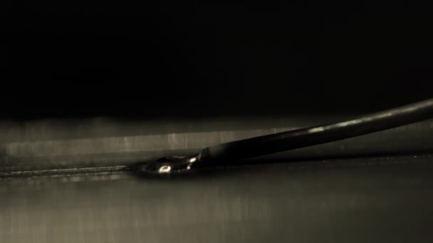 MACRO, DOF: гравировальная машина режет лист металла и оставляет блестящую сварку — стоковое видео