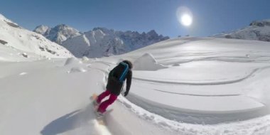 VR360: Rocky Dağları 'nda bakımsız bir yamaçtan aşağı kayan iki genç sürücü