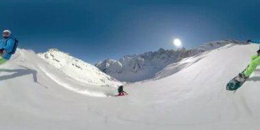 360 VR: İki ekstrem snowboardcu mükemmel bir kış öğleden sonrasında helikopter kayağına giderler.