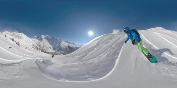 SELFIE Dos snowboarders extremos montan en polvo en las montañas de la Columbia Británica — Vídeos de Stock