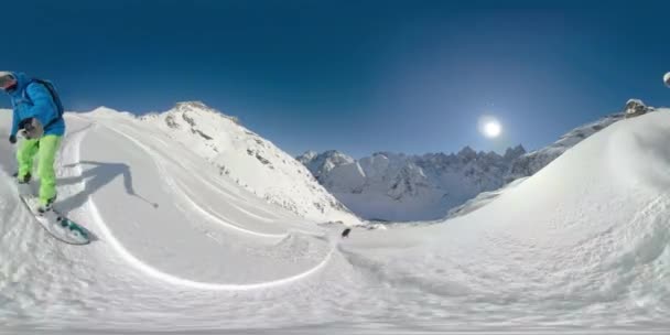 SELFIE: Turistas activos trituran nieve fresca en polvo mientras hacen split boarding en Canadá . — Vídeos de Stock