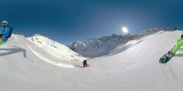 360 VR: Två extrema snowboardåkare åker helikopterskidor en perfekt vintereftermiddag. — Stockvideo