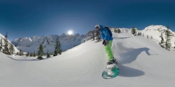 VR360: snowboarder extrema rasga o pó de champanhe cobrindo as Montanhas Rochosas . — Vídeo de Stock