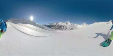 Olağanüstü erkek snowboardcu çarpıcı kayalıklarda taze tozu parçaladı..