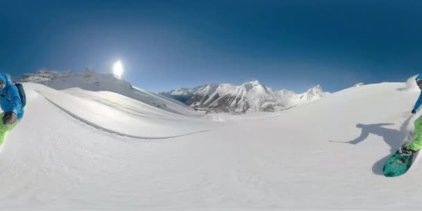 SELFIE: Extreme maschio snowboarder brandelli di polvere fresca nelle splendide Montagne Rocciose . — Video Stock