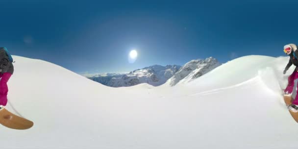 SELFIE: Extrémní ženský snowboardista drtí čerstvý prášek v ohromujících skalách. — Stock video