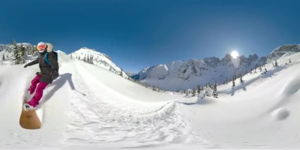 360VR: Sportovní ženské turistické snowboardy mimo trasu v nádherném venkově. — Stock video