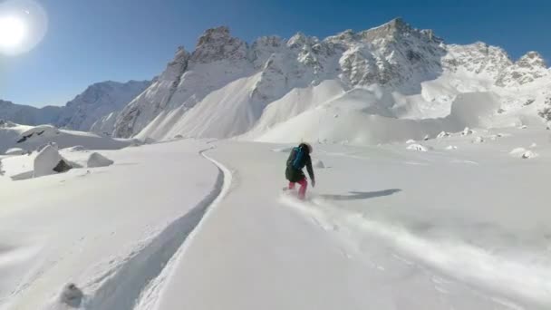 SELFIE: δροσερό snowboarder κορίτσι θρυμματίζει φρέσκια σκόνη κατά τη διάρκεια ενός ταξιδιού heliboarding. — Αρχείο Βίντεο