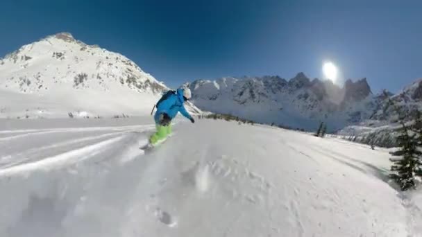 SELFIE: Impressionante tiro de montanhas como snowboards homem no sertão canadense — Vídeo de Stock