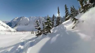 Muhteşem Kanada dağlarında snowboard yaparken çekilen ilk kişi.