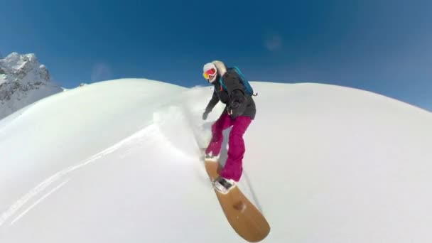 SELFIE: Cool par de tablas de snowboard en impresionantes montañas de la Columbia Británica . — Vídeos de Stock