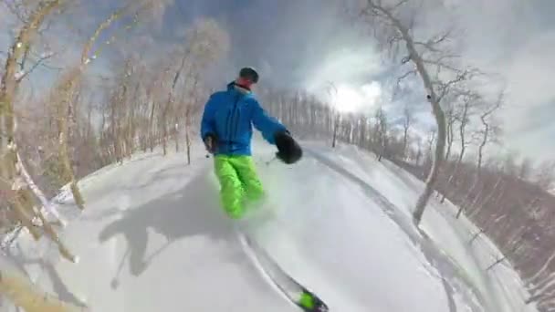 SELFIE: Extrémní lyžař skartuje čerstvý prášek při jízdě zasněženým lesem.