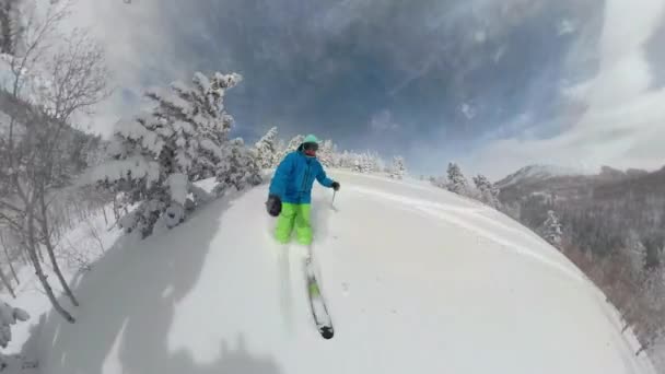 SELFIE: Jovem aprendendo a esquiar passeios de pista na neve fresca em pó. — Vídeo de Stock