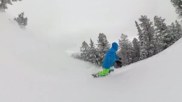 SELFIE: Dech beroucí záběr mužského snowboardisty, který se řítí po neudržovaném svahu. — Stock video