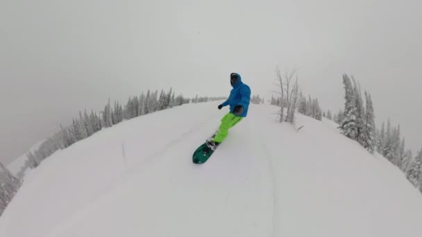 SELFIE: Tourist genießt eine landschaftlich reizvolle Snowboardsession im unberührten Hinterland. — Stockvideo