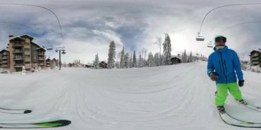 360 VR: Kayakçı, kayak merkezleri arasında koşan bakımlı yamaç boyunca seyahat ediyor