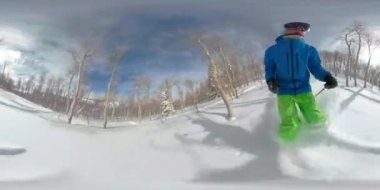 VR360: Ekstrem kayakçı karlı ormanda giderken taze tozu parçaladı.