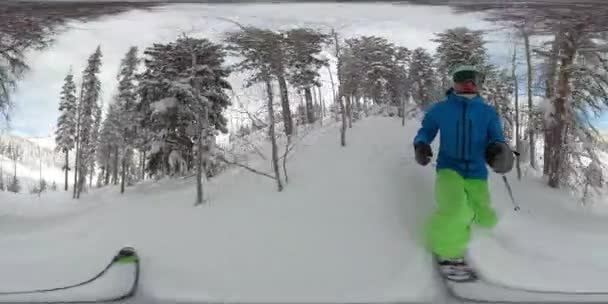 VR 360:ユタ州の風光明媚なバックカントリーでの若い男のスキーオフトレイルのクールなショット. — ストック動画