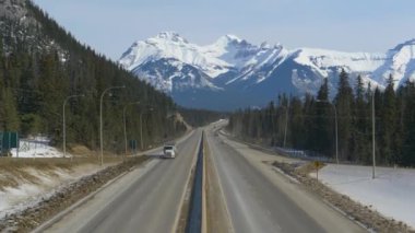Araçlar arazide ilerlerken Trans Canada Otoyolu üzerinde uçmak.