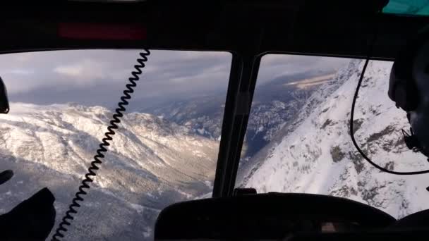 POV: Spektakulär utsikt över den snöiga dalen medan du flyger i en räddningshelikopter. — Stockvideo