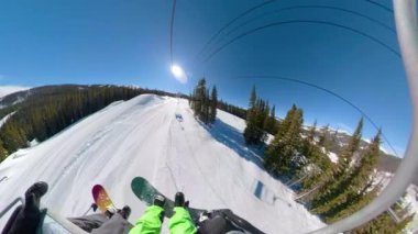 Colorado 'daki bir arkadaşımla snowboard gezisi sırasında sandalye asansörüne binmek.