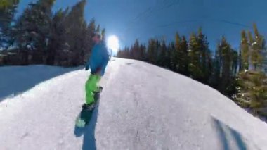 Genç snowboardcu piste kazıdı ve kameraya soğuk duman püskürttü..