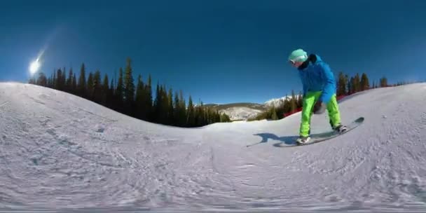 VR360 : Snowboarder à travers le parc d'attractions promenades hors kickers et fait des tours — Video